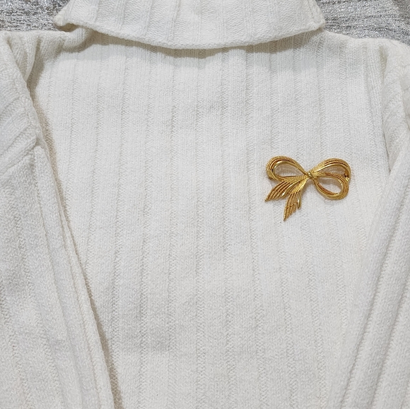 Classic Gold plated Bow Tie Brooch 🎀 - Picture 3 of 6